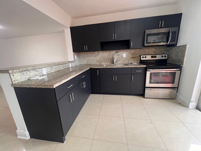 Foto del edificio - 8245 NW 6th Ter