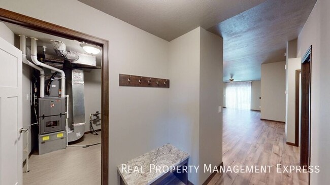 Foto del edificio - Bright, Spacious, and Move-In Ready 2-Bedroom Townhome