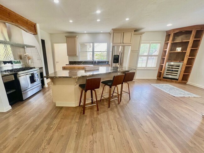 Foto del edificio - Updated Brookside Bungalow!