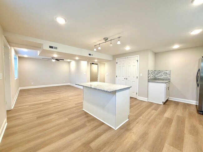 Building Photo - 917 Sinclair Dr