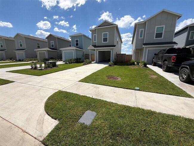 Building Photo - 930 Pertuso Ln