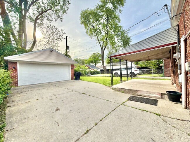 Building Photo - 18235 Tracey St