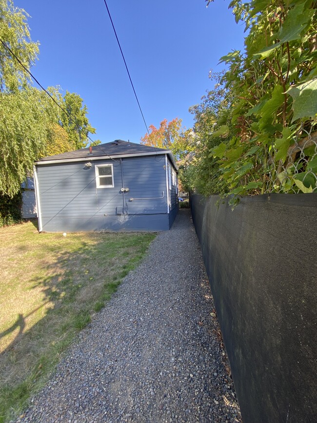 Foto del edificio - 1035 1/2 16th St NE