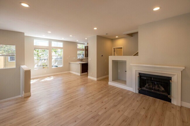 Foto del edificio - Spacious End-Unit Townhome in Gated Liberty Commons