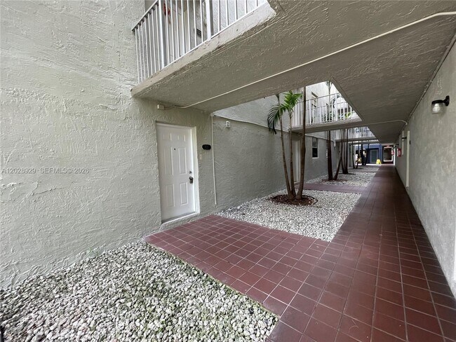 Foto del edificio - 10090 NW 80th Ct