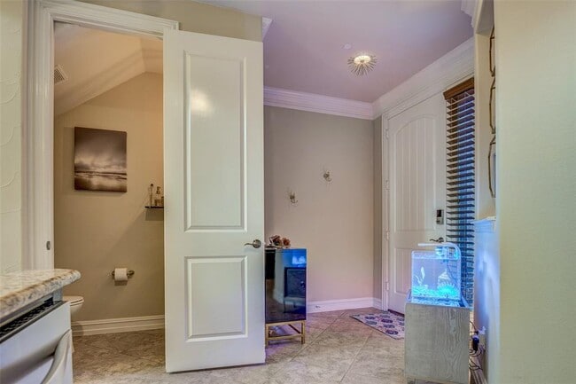 Building Photo - 3009 Aurora Dr
