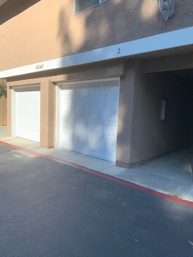 Building Photo - Charming 2bd/2.5 bath!  1 car attached gar...