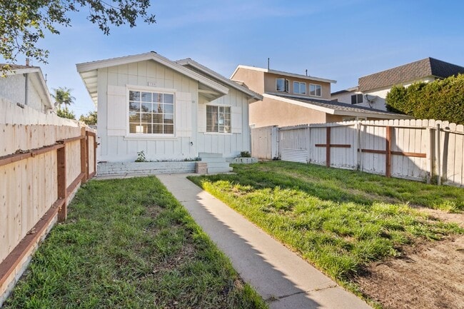Building Photo - Renovated Upstairs 1-Bedroom with Private ...