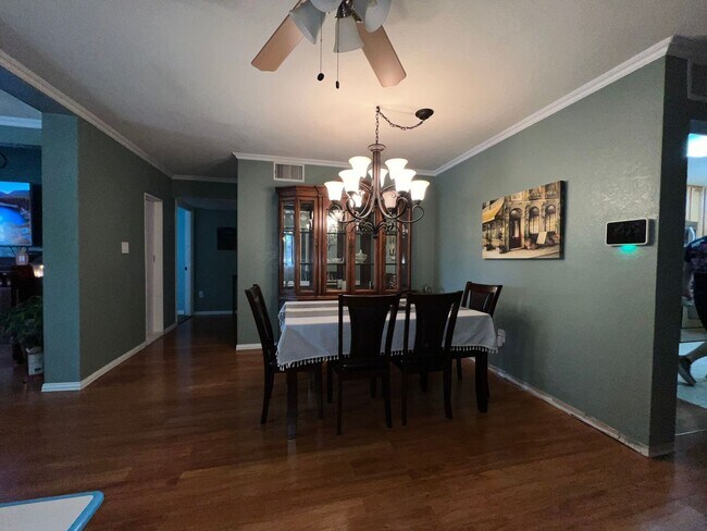 Building Photo - Fully Furnished, All Utilities Paid, 4 Bed...