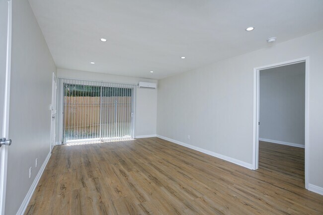 Foto del edificio - 633 W Sierra Madre Blvd