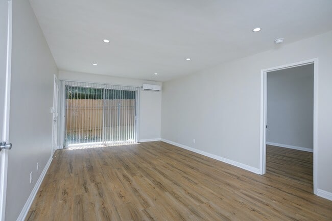 Building Photo - 633 W Sierra Madre Blvd