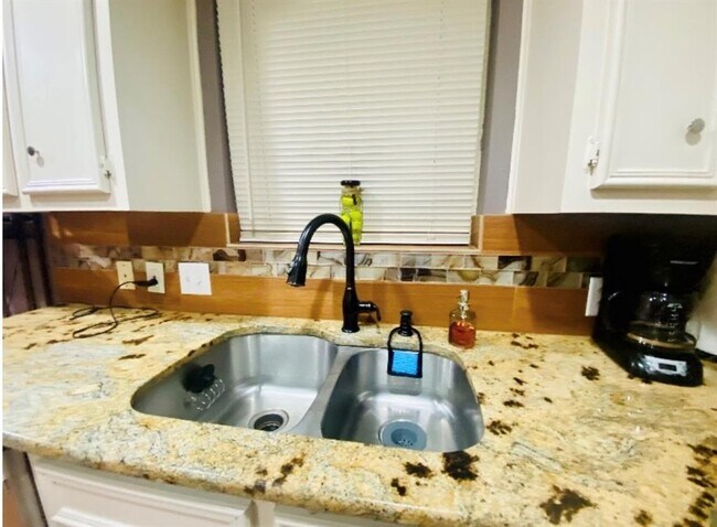 Building Photo - 7208 Bennett Ave