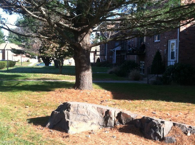 Building Photo - 2 br, 1 bath Apartment - Pond View Apartments