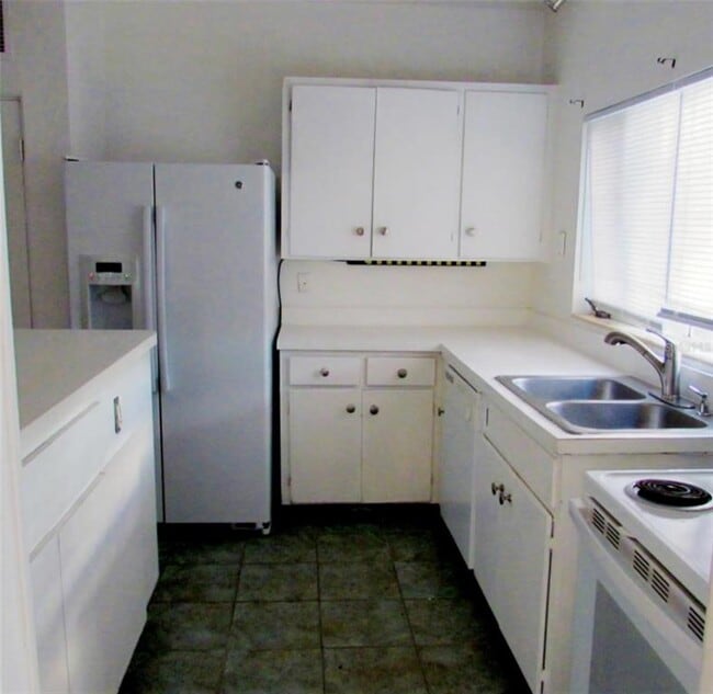 Building Photo - 550 Hartley Pl