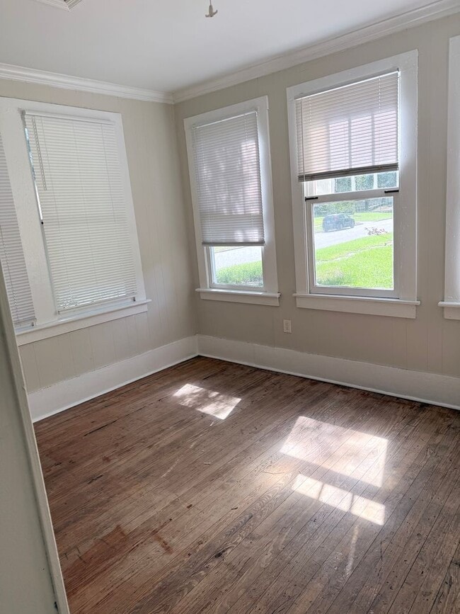Building Photo - 3 Bed 1 Bath For Rent
