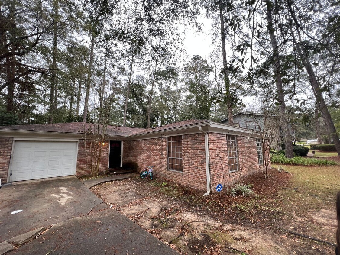 Great 4 bedroom home with garage - Great 4 bedroom home with garage