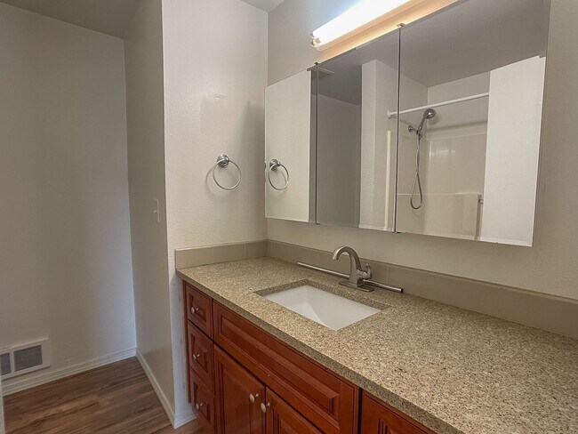 Building Photo - $1,995! Rare 2bd/1ba Townhome in Browns Po...