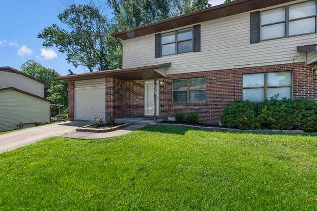 Building Photo - Charming 2-Bedroom Duplex in an Established Neighborhood