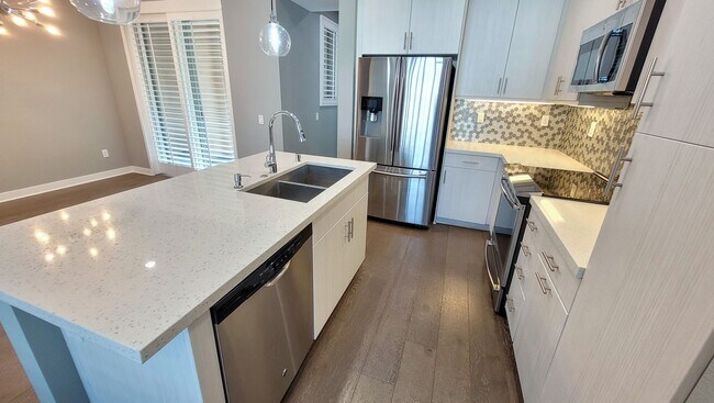 Foto del edificio - Abailable! Modern Tri-Level Smart Townhome...
