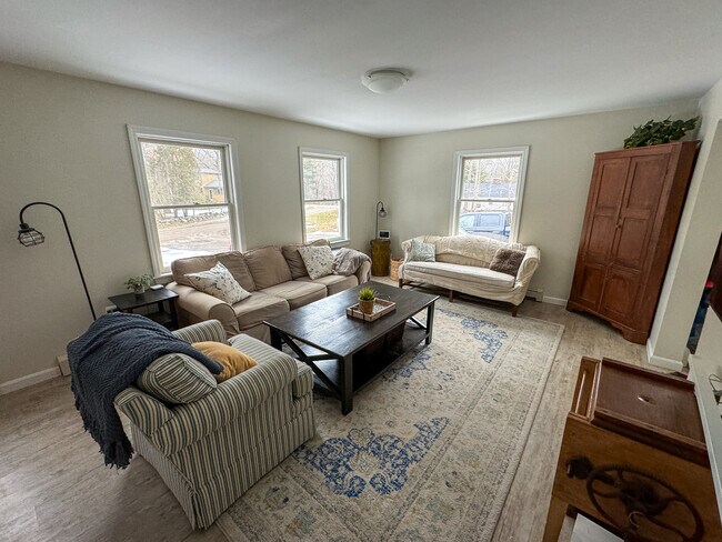Foto del edificio - 38 Pleasant Hill Rd