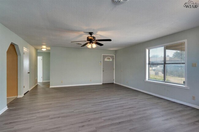 Building Photo - 2805 S Bandera Dr