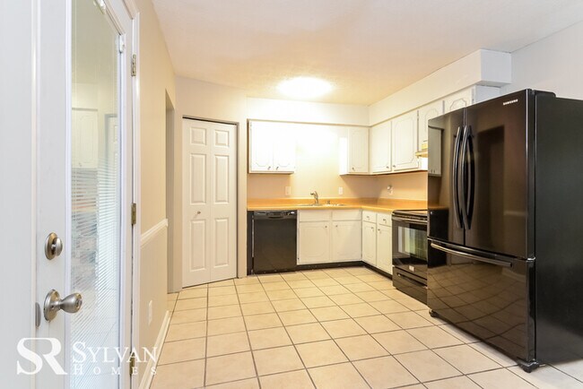 Building Photo - Sweet 3BR 2BA brick ranch