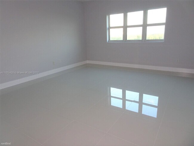 Building Photo - 3 br, 3 bath Condo - 15051 Royal Oaks Ln A...