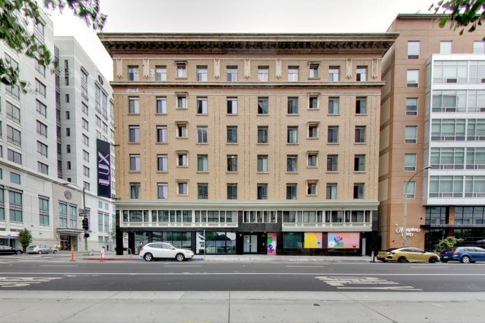 Primary Photo - bedroom in Oakland CA 94607