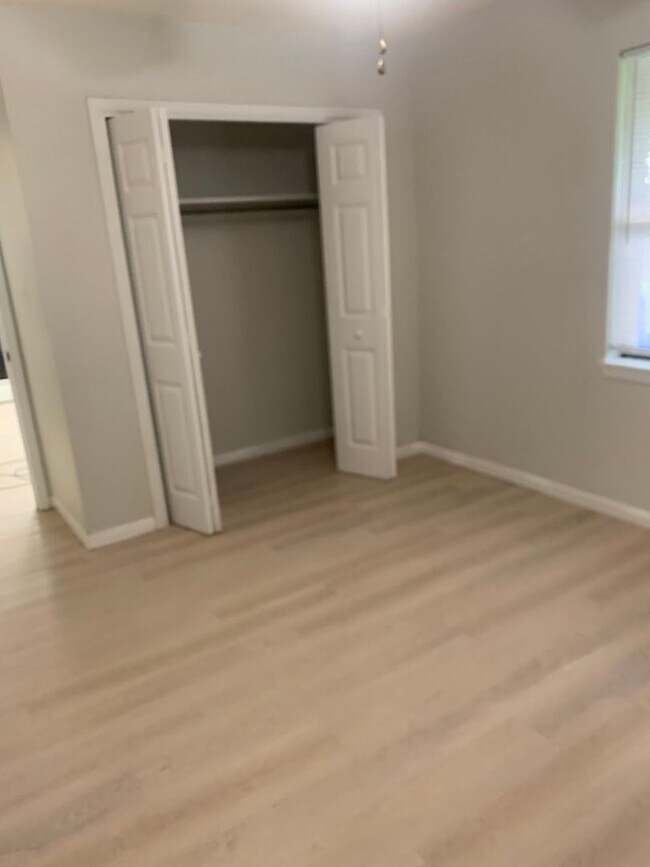 Building Photo - 2 bed 1 bath duplex off E Nine Mile Rd
