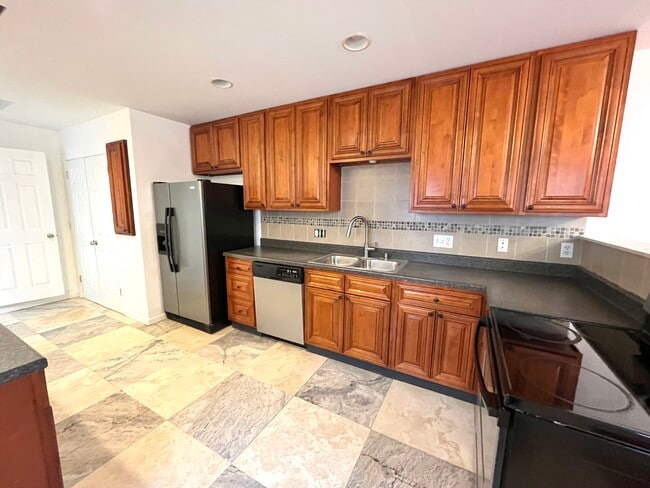 Building Photo - 448 N Queen St