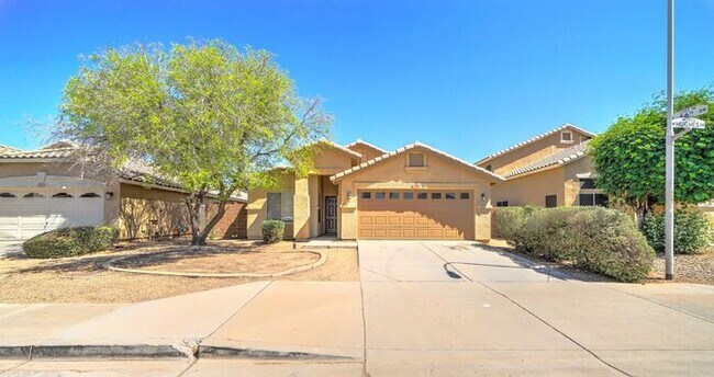 Foto del edificio - READY TO VIEW NOW! Bright, Open Floorplan w/ Brand New Interior Paint & Carpet!
