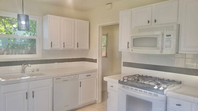 Foto del edificio - Beautiful 3-bedroom home in a quiet tree-lined street in Winnetka