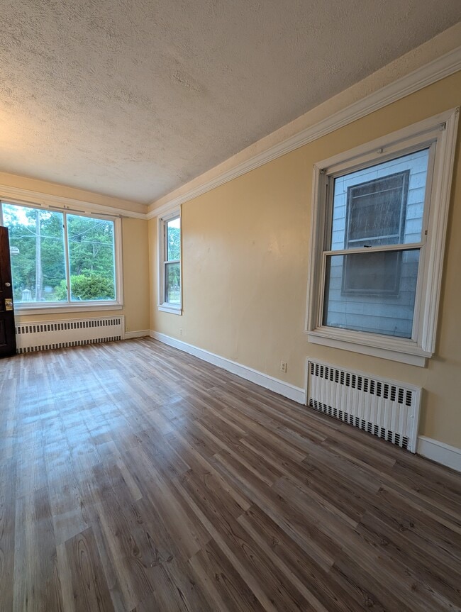 Building Photo - 411 W Diamond Ave