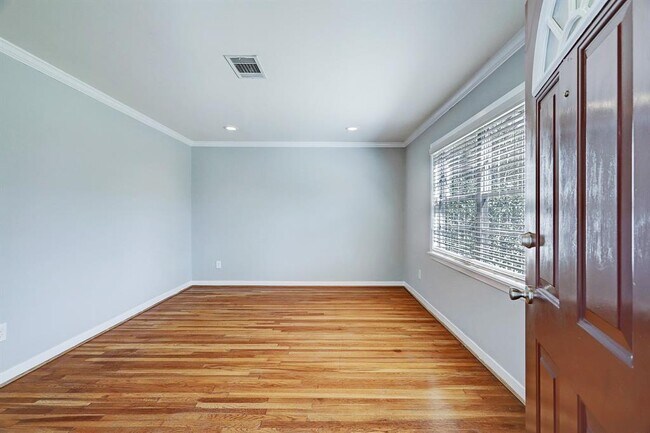 Building Photo - 5314 De Lange Ln