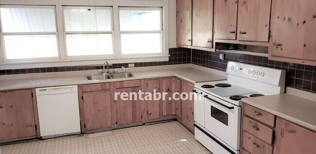 Building Photo - 547 East Street