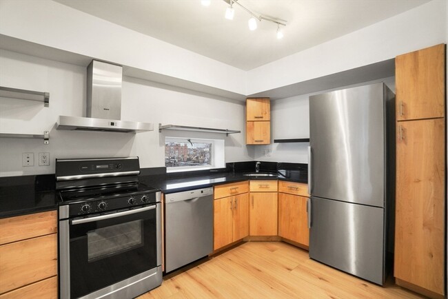 Building Photo - 330 Beacon St