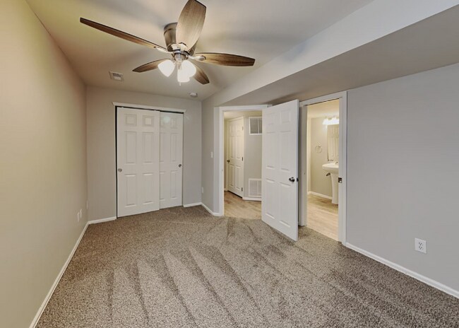 Foto del edificio - 8153 Meadowcrest Dr