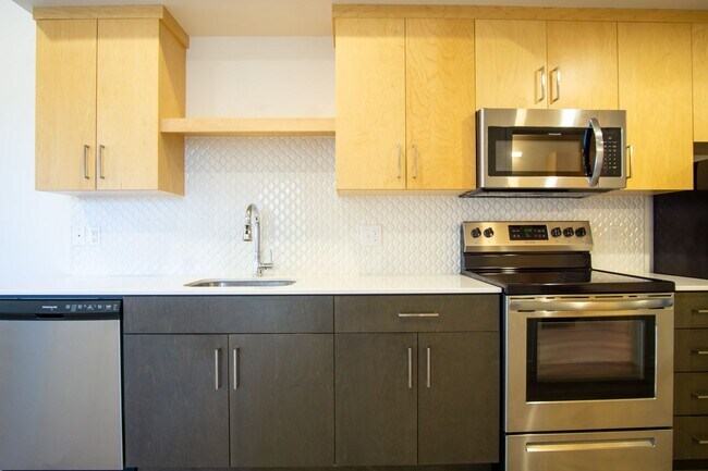 Foto del edificio - SUMMER SPECIAL: Top Floor Modern 2 Bdr w/ W&D + AC!