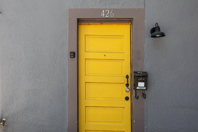 Foto del edificio - 426 W Woodlawn Ave