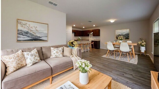 Building Photo - Convenience mixed with Paradise!