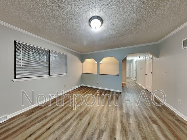 Building Photo - 311 SE Crescent St