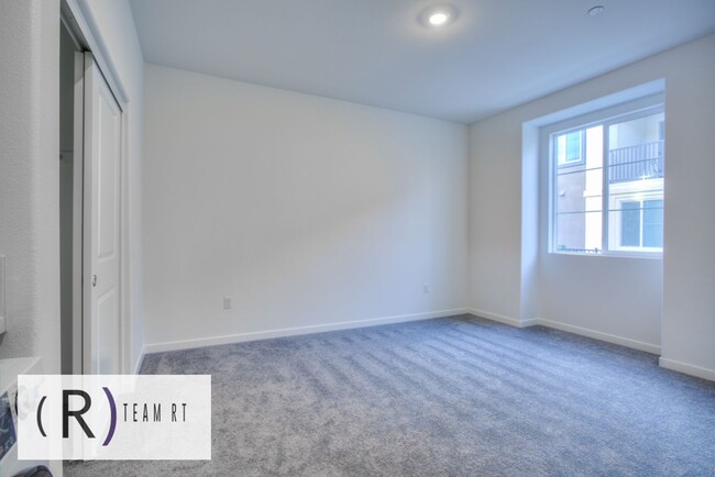 Building Photo - Brand new studio condo with modern design ...