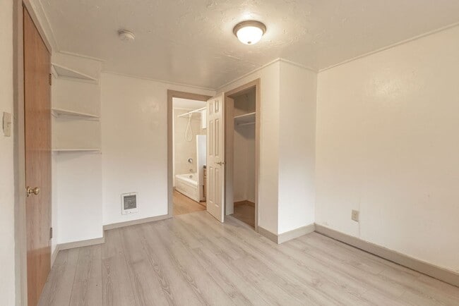 Building Photo - 1BD, 1BA Cottage available right away in D...