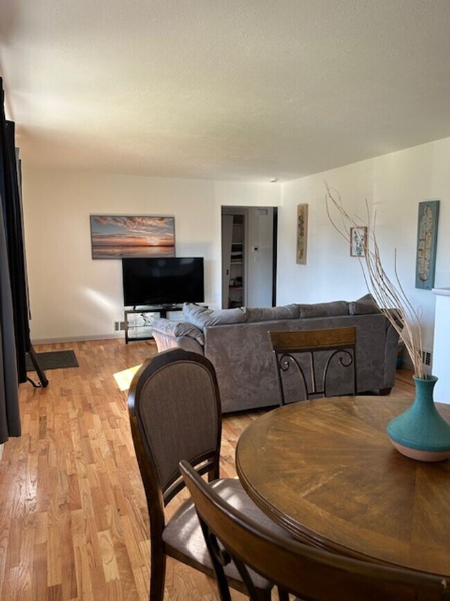 Foto del edificio - Fully Furnished 4 Bed, 2 Bath Home | West ...