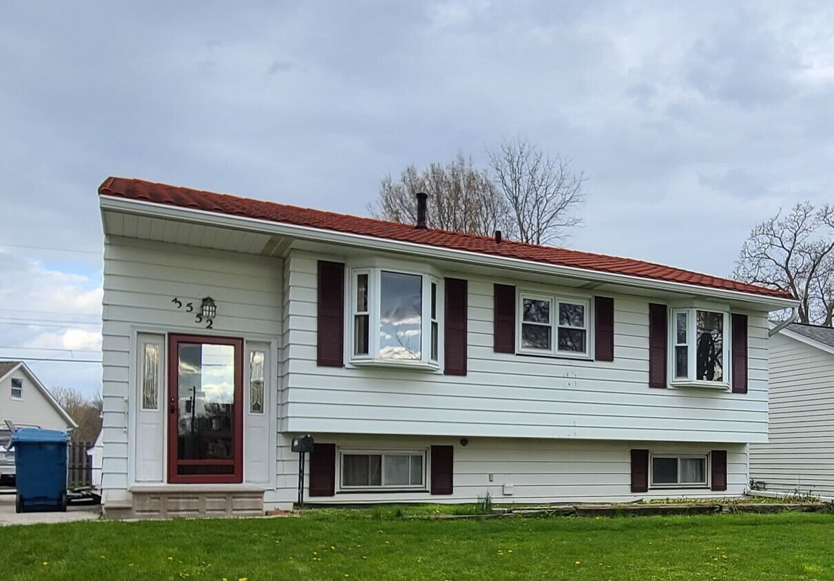 Foto principal - Great 3 Bedroom House in wonderful East Mo...
