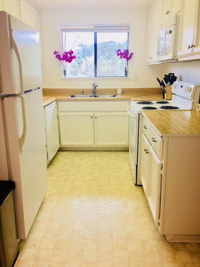 Building Photo - 2 bedroom in Oakland CA 94605