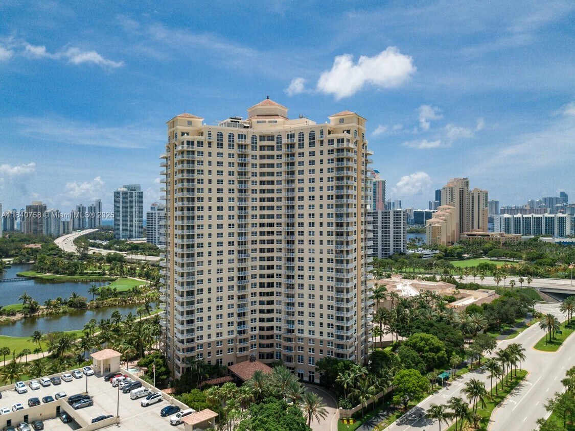 Foto principal - 19501 W Country Club Dr