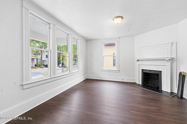 Foto del edificio - 1052 E 10th St