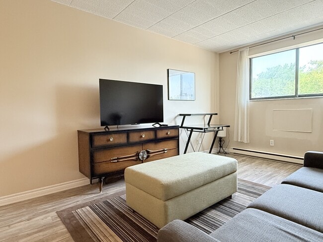 Photo du bâtiment - 360 Tecumseh Rd W