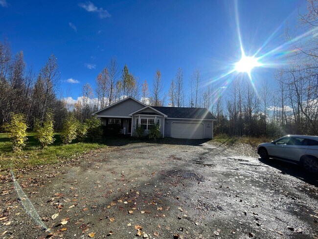 Foto del edificio - Ranch style 3bedroom/2 bathroom with an Oversized two car garage +giant carport!  Large private l...